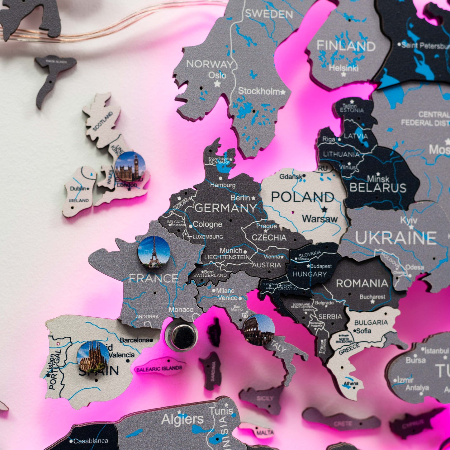 Handcrafted wooden landmark pins – decorate your map with famous sightseeing spots