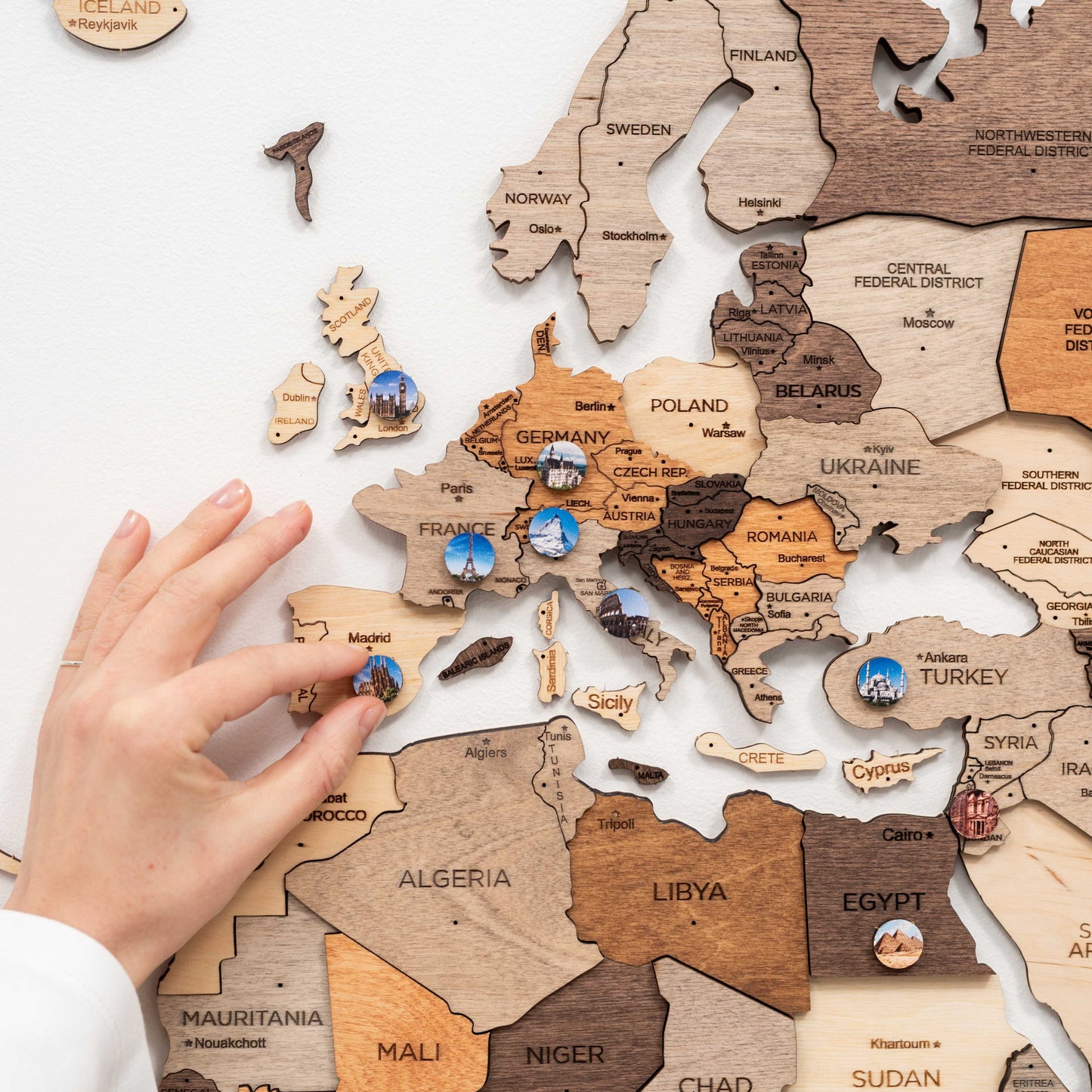 Famous landmarks wooden pins – add style to your wooden world map décor